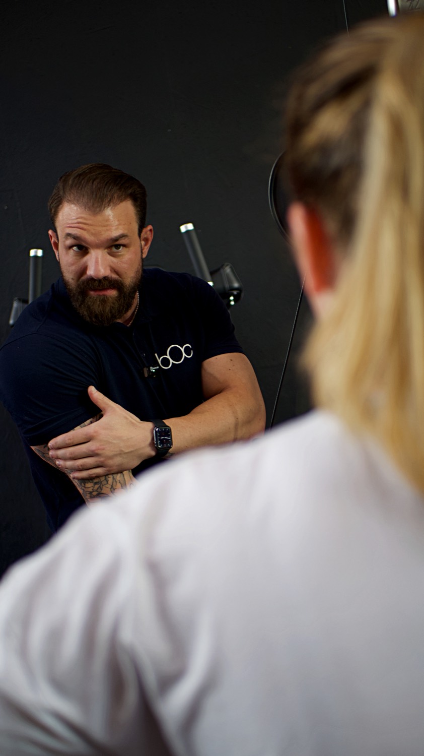 Alexandre en séance de coaching, face à une cliente, dans le studio BOC